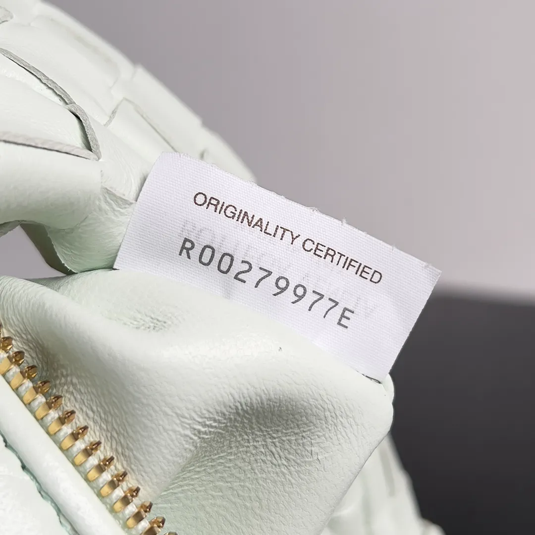 Batch 1120 Bottega veneta͙.——The latest braided and knotted hobo🔥 The top-grade lambskin leather is very soft, the bag shape is unique, practical and durable. It retains the traditional weaving elements while being a bit more flamboyant ~ Made of hand-woven sheepskin, zipper opening and closing, curved seamless structure, effortless to match. Highly recommended⚠️⚠️⚠️ The highest-end in the market🌈 Welcome to compare [Factory equipped with full package] size: 23x15x5cm.   Model: 651876